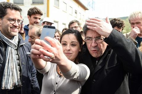 Una simpatizante se saca un  selfie  con el candidato presidencial francs Jean-Luc Melenchon en Lons-le-Saunier, al este de Francia