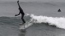 Un hombre hace surf en la Playa de San Lorenzo en Asturias