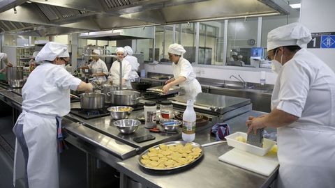 El CIFP Compostela forma para trabajar en la cocina y en establecimientos hosteleros, profesiones con elevada demanda en el mercado laboral