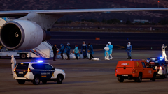Varios ciudadanos estadounidenses que viajaban en el Hondius suben al avi�n que los llevar� de vuelta a su pa�s.