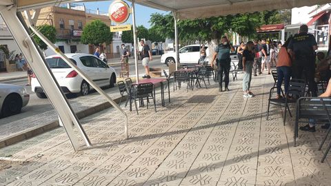 Terraza del bar de Guillena escenario de la embestida de un conductor enfadado