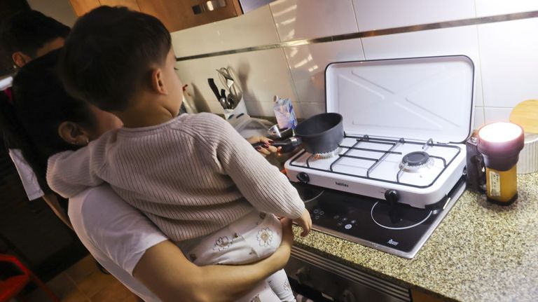 Dos meses sin luz en un piso en Ares y una demanda de desahucio: «Nadie hace valer mis derechos»