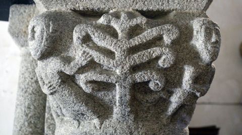Capitel esculpido en el interior de la iglesia de Pinol