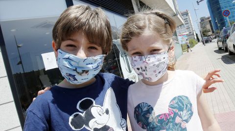 Dos nios con mascarillas infantiles decoradas en Pontevedra 
