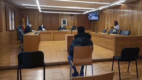 El acusado de traficar con herona y cocana en Burela, en el banquillo de la Audiencia Provincial de Lugo. 