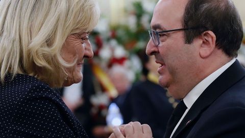 El líder de los socialistas catalanes, Miquel Iceta, con Pilar Goya