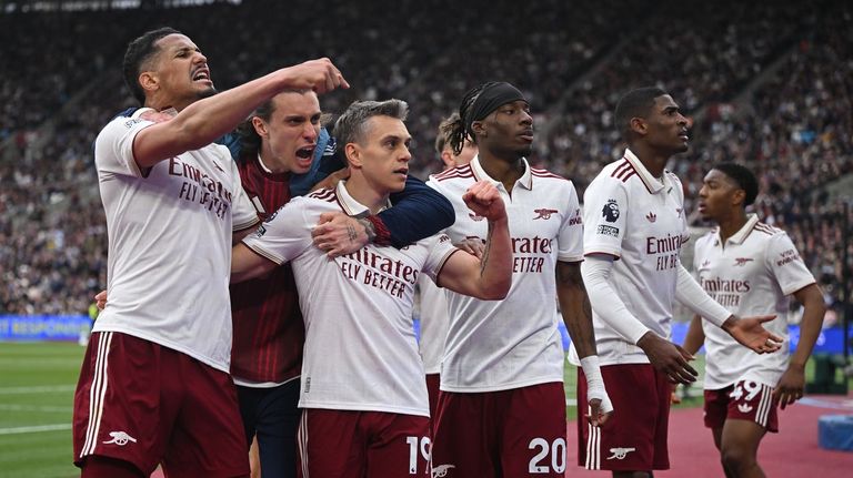 Raya, Trossard y el VAR le dan media Premier League al Arsenal