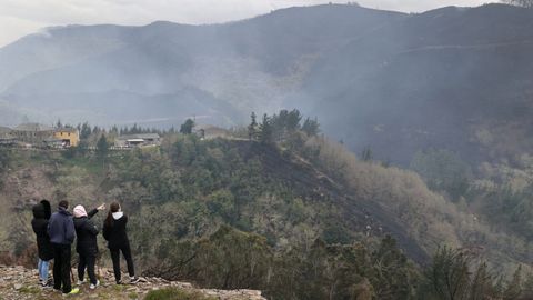 Vecinos de A Cortevella (Baleira), observando las miles de hectreas de monte quemado.