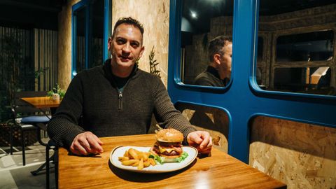 Alfonso García, con una hamburguesa de Le Burgerie