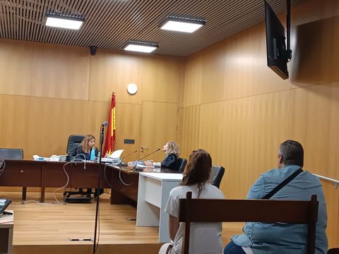 Los dos acusados, este viernes durante el juicio en Ourense