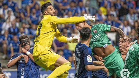 Tomeu Nadal despeja un bal�n entre jugadores del Real Oviedo y el Levante