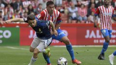 El centrocampista del Real Oviedo Ral Moro disputa una posesin ante Cote  defensa del Sporting de Gijn durante el derbi asturiano 