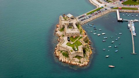 El castillo de San Antón, en pleno paseo marítimo de A Coruña, es una de las fortificaciones más importantes de la ciudad de la Coruña y punto principal de defensa en las luchas contra piratas como Francis Drake y otros invasores. Hoy en día alberga el Museo arqueológico e histórico de la ciudad.
