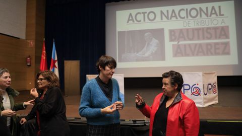 Ana Pontn (de azul) habla con Pilar Garca Negro durante el homenaje a Bautista lvarez