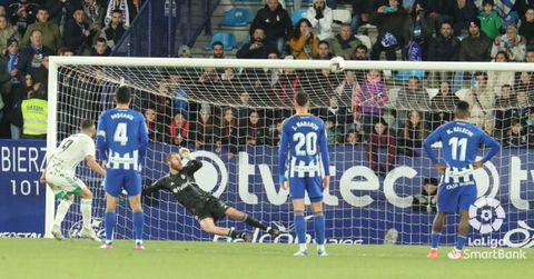 Borja Bastn falla el penalti en el Ponferradina-Real Oviedo