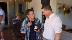 Dolores Barros, una vecina centenaria de Cuntis, junto con el alcalde, Manuel Campos