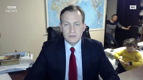 El profesor Robert Kelly, interrumpido por sus hijos durante una entrevista en la BBC