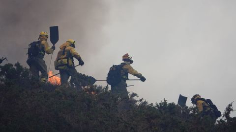 Bomberos de Asturias trabajan para extinguir las llamas en un incendio forestal