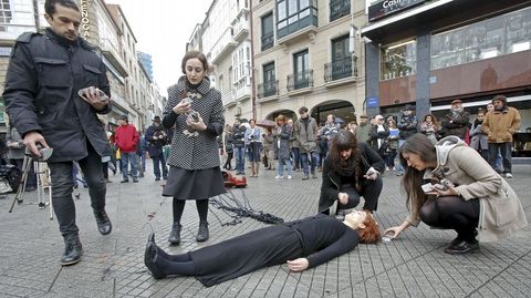 Nin unha mais. Performance de Ana Gesto en la Praza da Peregrina contra la violencia de gnero