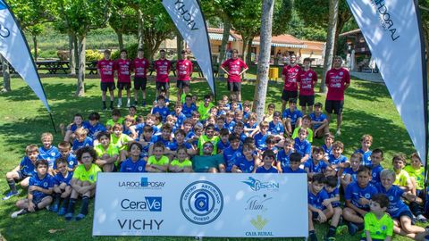 Michu, en el centro, junto a los ni�os y ni�as del campus de f�tbol del CAO