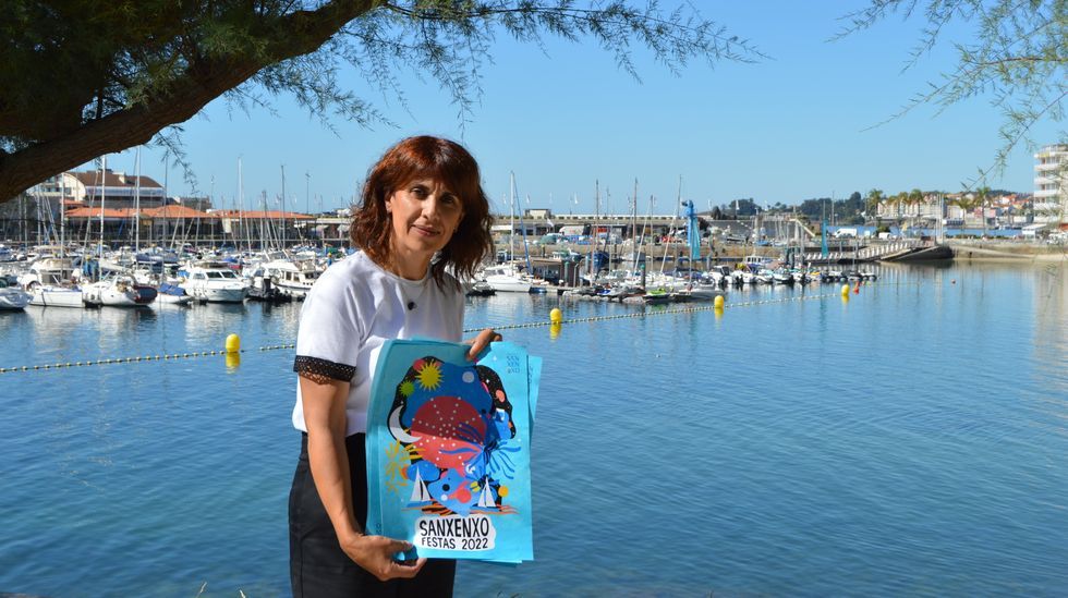 Ordes vuelve a convertirse en epicentro del arte urbano.La concejala de Cultura de Sanxenxo, Paz Lago, con el cartel de fiestas