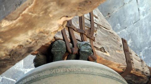 Detalles antropomrficos del soporte de la campana Wamba, una anciana de 800 aos an en activo