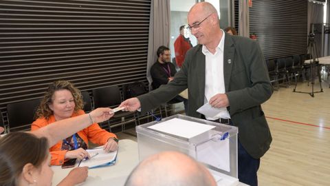 El candidato del BNG, Francisco Jorquera, votando en el centro cívico de O Castrillón