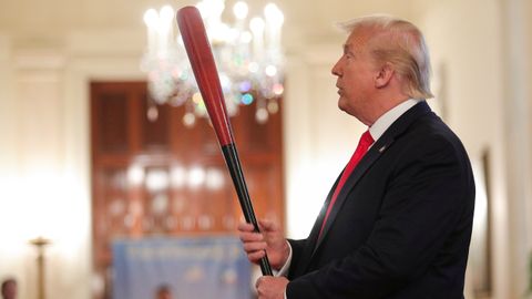 Donald Trump empuñando un bate de béisbol, el pasado 2 de julio en la Casa Blanca