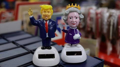 Los britnicos, reyes del souvenir, aprovechan la polmica visita de Trump para vender figuras del magnate.