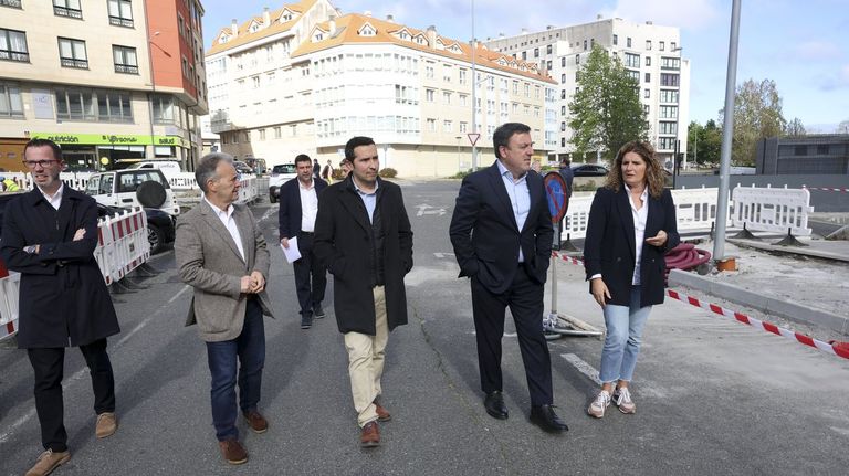 Román Romero, Germán Castrillón, Jorge Ulla, Valentín González Formoso y Marián Ferreiro, en la zona en obras