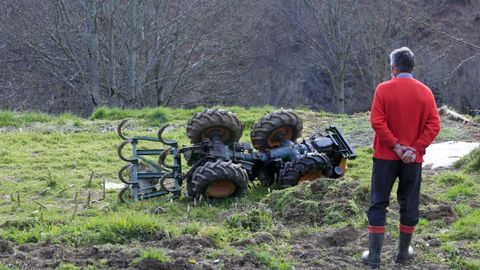 Imagen de archivo de un tractor volcado en una finca.