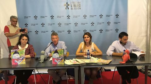 De izquierda a derecha: la ilustradora, Diana Sobrado, el presidente del CODIS (Comit Organizador del Descenso Internacional del Sella), Juan Manuel Feliz, la escritora, Rosa Valle, y el conocido piragista riosellano, Walter Bouzn