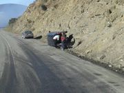 El coche qued� volcado en la cuneta