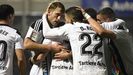 Jugadores del Oviedo se abrazan tras el gol de Aarn