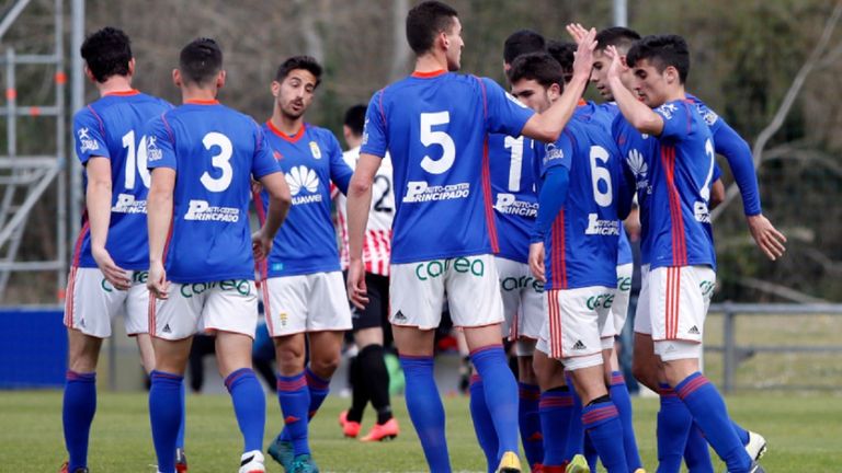 Los futbolistas del Vetusta celebran un tanto esta temporada