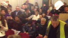 Gritos de sinverg�enza en el pleno de Ames