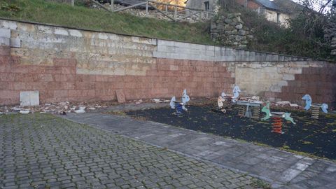 El parque infantil, totalmente abandonado