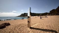 Un monolito metálico aparecido el 30 de marzo en la playa de Sa Conca del municipio de Castell-Platja d'Aro (Girona)