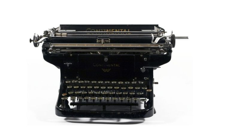 Una muestra exhibe la máquina de escribir como herramienta de sometimiento sobre la mujer