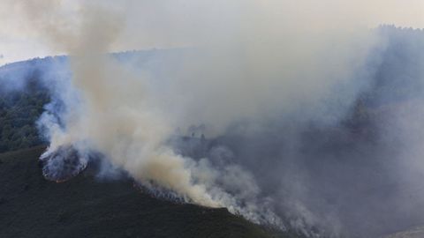El incendio declarado el jueves en Vilamor, en una imagen de este martes.