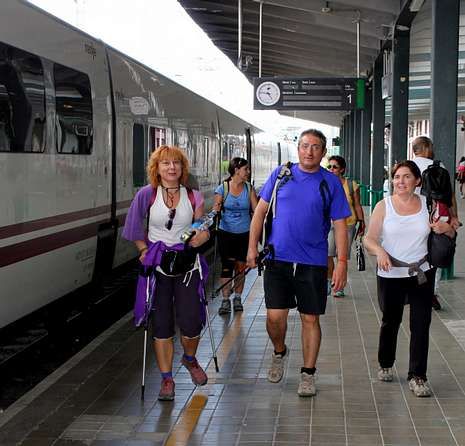 El Gai�s, un tablao flamenco.Los peregrinos tomaron ayer el tren en Monforte con destino a Ourense y hoy llegar�n a Santiago. 