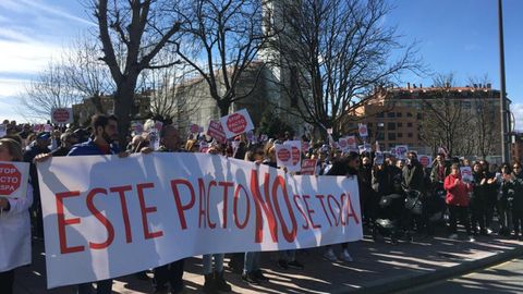 Afectados por la modificaci�n del pacto de contrataci�n del Sespa, en la concentraci�n frente al HUCA