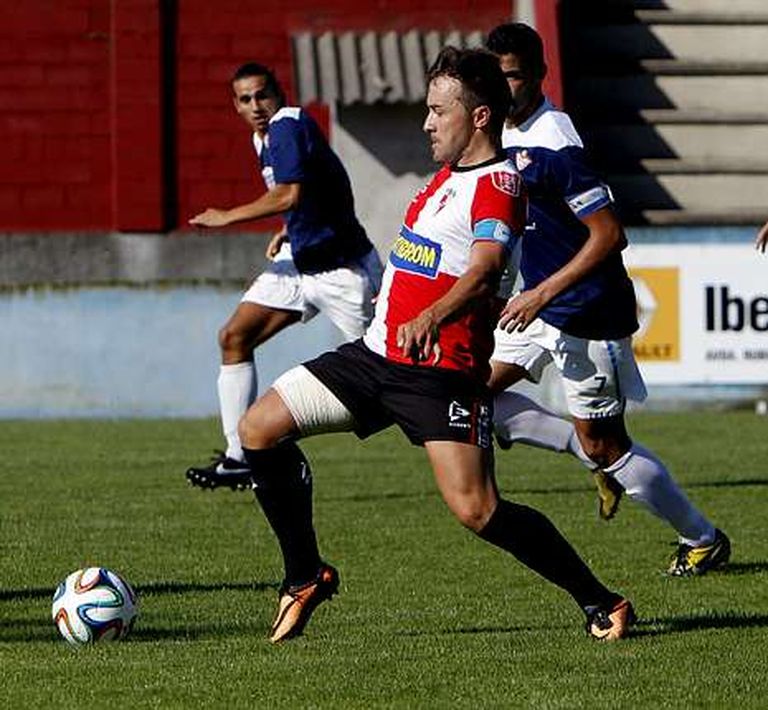 Adrián Camiño, en una imagen del encuentro que el Arousa jugó en A Lomba contra el Silva.