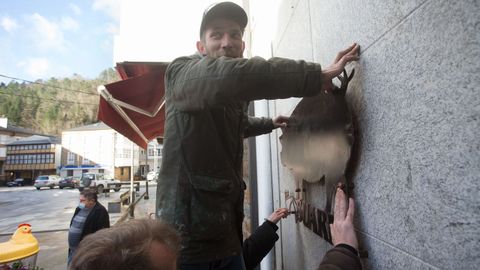 Pavel, artista do ferro, colocando o letreiro que fixo para a tenda de Mari