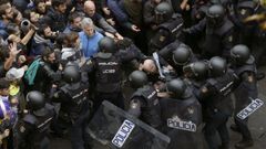 Antidisturbios forman un cordn de seguridad frente a un colegio electoral de Barcelona para impedir el referendo del 1-O.