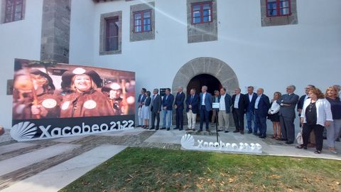Un momento del acto de homenaje celebrado ante la puerta del albergue pblico de peregrinos de Domondi, en O Saviao, al que la Xunta ha dado el nombre de Aida Menndez