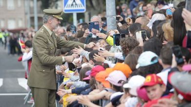 El rey Felipe VI se dio un baño de masas a su llegada a Sarria.