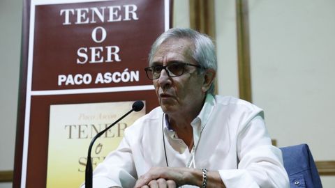 El escritor Paco Ascón, en la presentación del libro «Tener o ser»