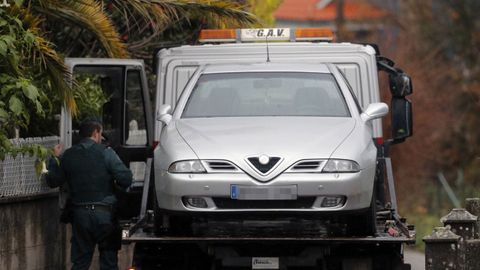 Efectivos de la UCO trasladan el vehículo de José Enrique Abuín tras un registro realizado en su domicilio de Rianxo.