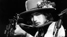 O músico Bob Dylan (nacido Robert Allen Zimmerman en Duluth, Minesota, o 24 de maio de 1941), nunha  imaxe tomada durante a xira que realizou en 1975 por Estados Unidos «The Rolling Thunder Revue»